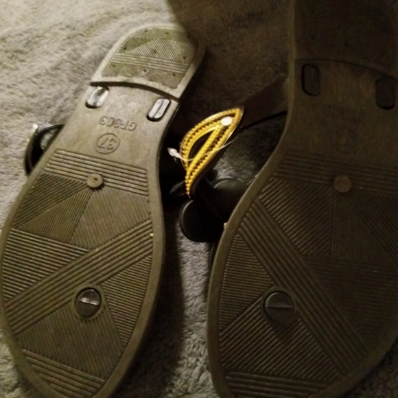 Sandals - Picture 3 of 4